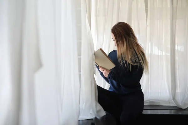 Jeune fille à la maison relaxant — Photo