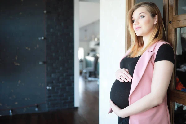 Pregnant young beautiful girl on the ninth month — Stock Photo, Image