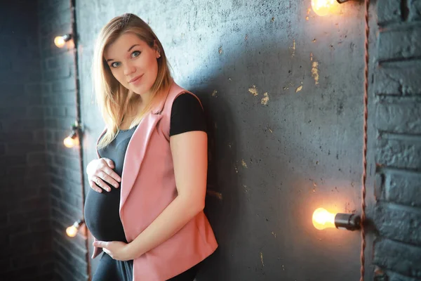 Vackra gravid flicka på den nionde månaden — Stockfoto