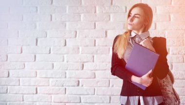 Genç güzel sarışın kız öğrenci