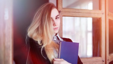 Genç güzel sarışın kız öğrenci