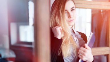 Genç güzel sarışın kız öğrenci