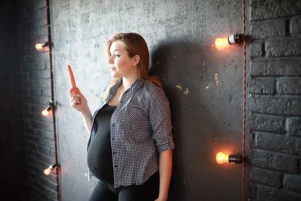 Embarazada joven hermosa chica en el noveno mes — Foto de Stock