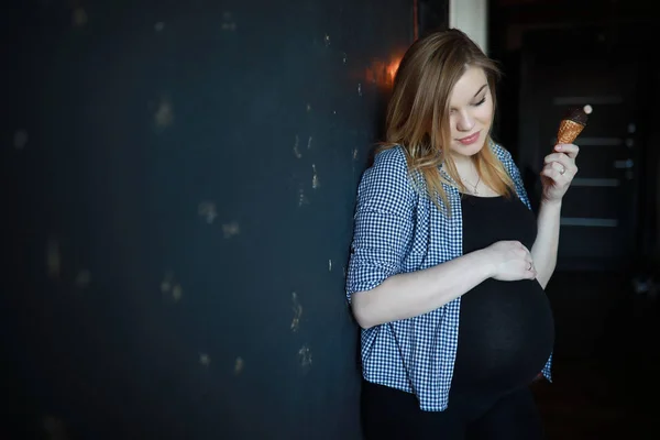 Zwangere jonge mooi meisje op de negende maand — Stockfoto
