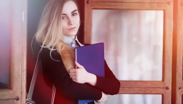 Jonge mooie blonde meisje student — Stockfoto