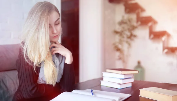 Ung Söt blond tjej student — Stockfoto