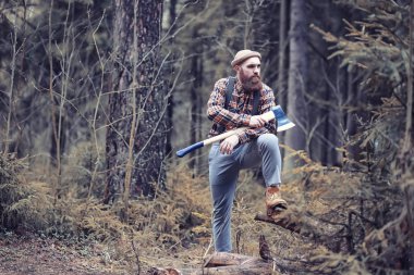 Sonbahar yağmurlu hava ve bir şemsiye ile genç bir adam