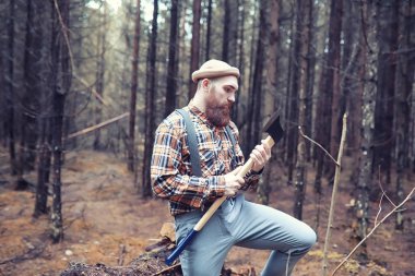 Sonbahar yağmurlu hava ve bir şemsiye ile genç bir adam