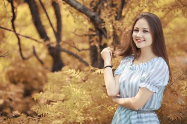 Bir yürüyüş ve sonbaharında genç kız 