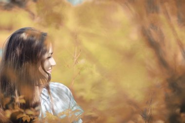 Bir yürüyüş ve sonbaharında genç kız 