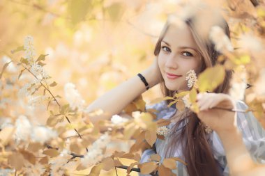 Bir yürüyüş ve sonbaharında genç kız 