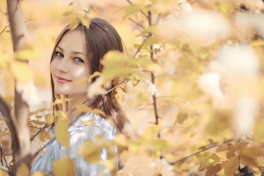 Bir yürüyüş ve sonbaharında genç kız 