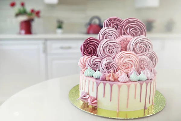 Beau gâteau biscuit festif avec différentes crèmes — Photo