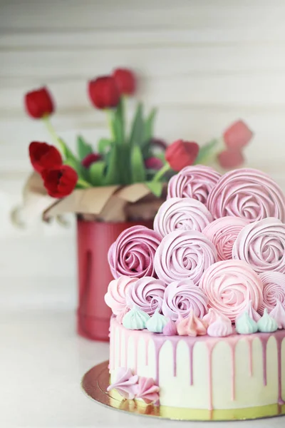 Hermosa galleta de pastel festivo con diferentes cremas —  Fotos de Stock