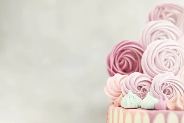 Krásné slavnostní dort suchar s různými krémy — Stock fotografie