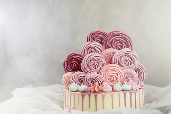 美しいお祝いケーキの異なるビスケット クリームや装飾 — ストック写真