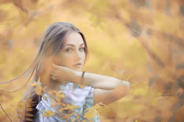 Jeune fille en promenade à l'automne — Photo