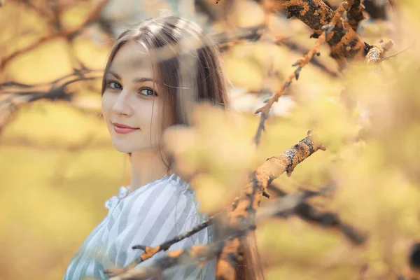 Jeune fille en promenade à l'automne — Photo