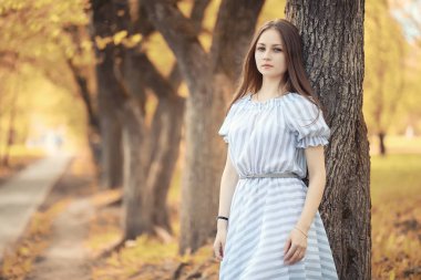 Bir yürüyüş ve sonbaharında genç kız 