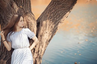 Bir yürüyüş ve sonbaharında genç kız 