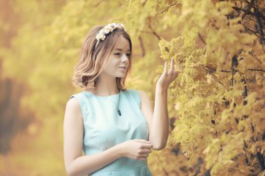 Bir yürüyüş ve sonbaharında genç kız 