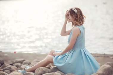 Bir yürüyüş ve sonbaharında genç kız 