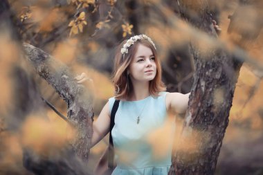 Bir yürüyüş ve sonbaharında genç kız 