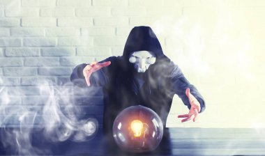 Bir fortune teller top olan bir adam