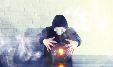 Bir fortune teller top olan bir adam