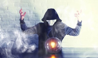 Bir fortune teller top olan bir adam