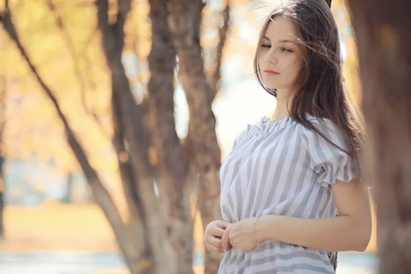 Jeune fille en promenade à l'automne — Photo