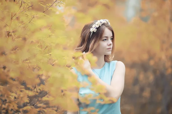 Chica joven en un paseo en el otoño — Foto de Stock