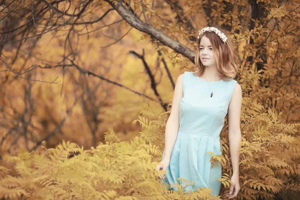 Jeune fille en promenade à l'automne — Photo