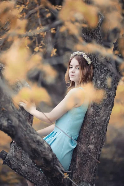 Jeune fille en promenade à l'automne — Photo