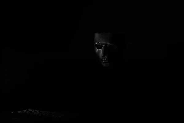 Máscara negra en el oscuro ritual y misterio — Foto de Stock
