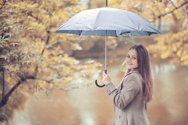 Young girl in a coat in autumn  park — Stock Photo, Image