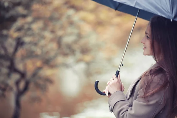 Giovane ragazza in un cappotto nel parco autunnale — Foto Stock