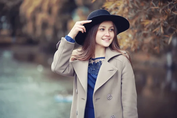 Fiatal lány kabátban az őszi parkban — Stock Fotó