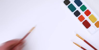 Beyaz bir kağıt üzerine resimler çizmek.