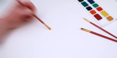 Beyaz bir kağıt üzerine resimler çizmek.