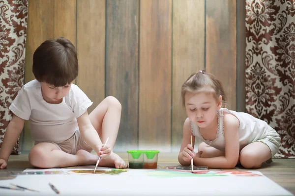 I bambini dipingono su un grande foglio di carta — Foto Stock