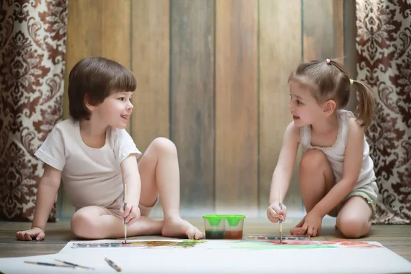 I bambini dipingono su un grande foglio di carta — Foto Stock