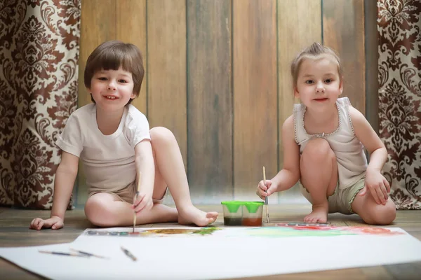 I bambini dipingono su un grande foglio di carta — Foto Stock