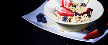 Mısır gevreği taze çilek ile