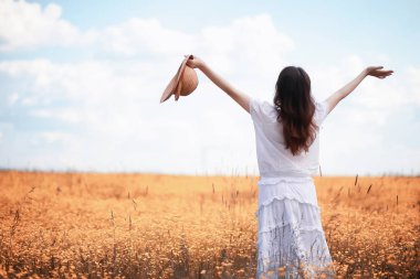 Doğada hamile bir kadın sonbaharda yürüyüşe çıkıyor.