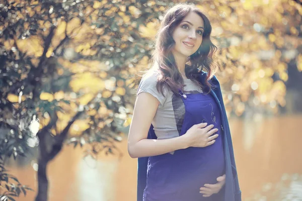 Donna incinta in una passeggiata nel parco — Foto Stock