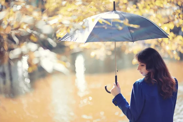 Donna incinta in una passeggiata nel parco — Foto Stock