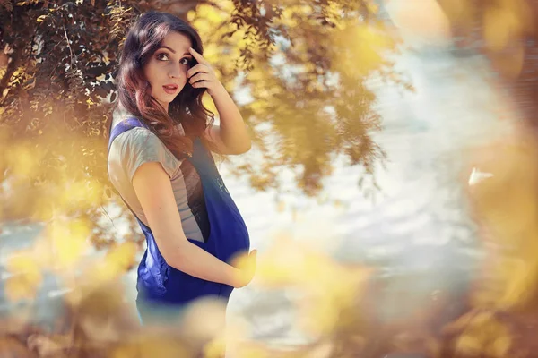 Gravid kvinna på promenad i parken — Stockfoto