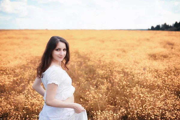 Mujer embarazada en la naturaleza para un paseo en el otoño — Foto de Stock