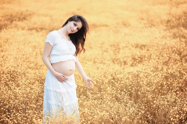 Kobieta w ciąży w naturze na spacer jesienią — Zdjęcie stockowe